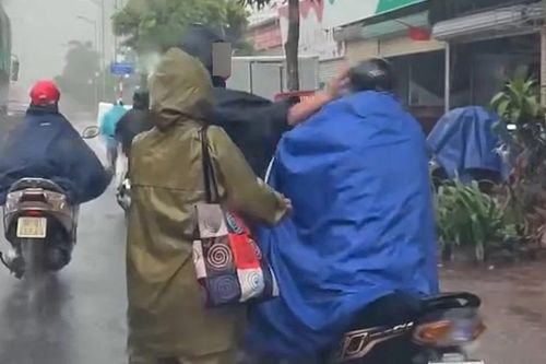 Xác minh vụ tài xế xe ôm bị hành hung giữa trời mưa