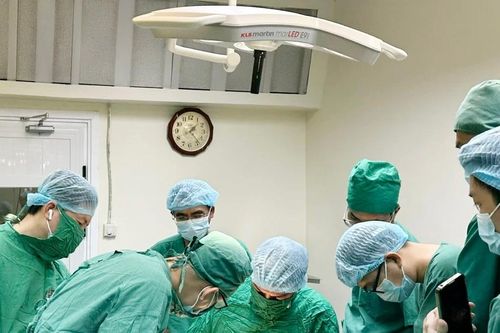 Máy cắt cỏ cắt gần đứt rời cẳng chân người đàn ông 48 tuổi