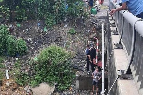 Ô tô lao xuống sông ở Quảng Trị, 4 người thoát nạn thần kỳ