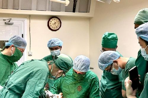 Bác sĩ Quảng Ninh nối thành công cẳng chân gần đứt rời của người bị tai nạn lao động