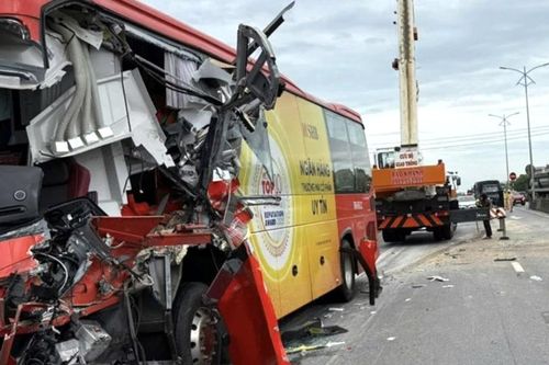 Xe khách biến dạng sau va chạm, 3 người bị thương