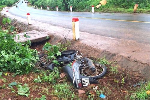 Hai thiếu nữ tử vong bên vệ đường