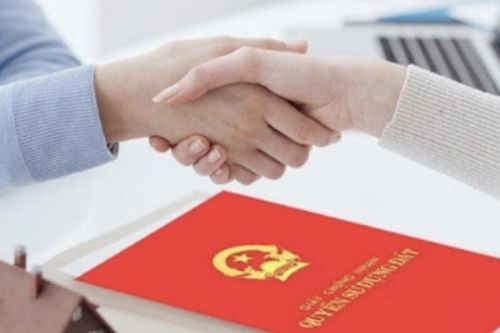 Sang tên sổ đỏ cho con, nên làm tặng cho hay lập di chúc thừa kế?
