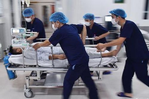 Người đàn ông phải vào viện cấp cứu khi đang uống cà phê
