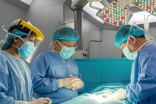 Ba ca mổ giữ lại cánh tay của trẻ 10 tuổi bị tường đổ vào người