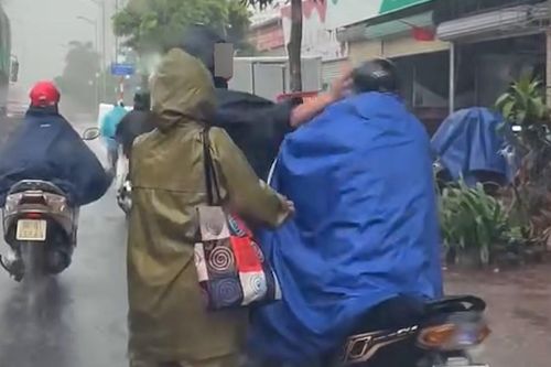 Xôn xao clip nam tài xế xe ôm bị hành hung dưới mưa ở Hà Nội
