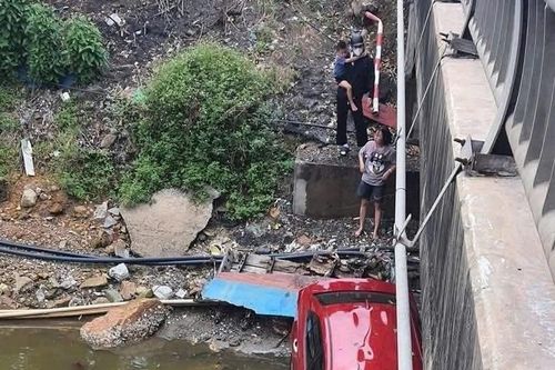 Xe ô tô bất ngờ lao xuống sông khi qua cầu, 4 người may mắn thoát nạn