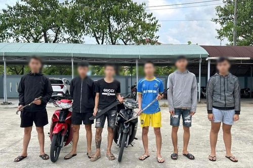 Tạm giữ nhóm thanh thiếu niên dùng hung khí tấn công người khác