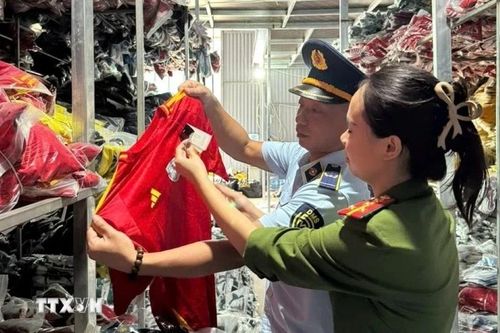 Khởi tố chủ kho hàng kinh doanh hơn 35.000 bộ quần áo giả nhãn hiệu nổi tiếng