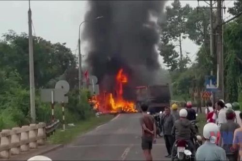 Cận cảnh hai xe đầu kéo tông nhau bốc cháy ngùn ngụt ở Đồng Nai