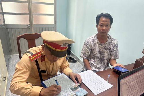 TP Hồ Chí Minh: Lập biên bản lái xe ô tô đi ngược chiều còn dọa đánh người đi đường