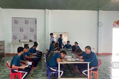 Từ con chữ đầu tiên đến hành trình làm lại cuộc đời
