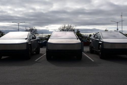 Elon Musk 'bẻ lái' Tesla khỏi khủng hoảng: Bỏ xe giá rẻ, cược tất tay vào robot và taxi tự lái