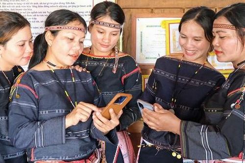 Chuyển đổi số: Phát huy vai trò của nữ cán bộ cơ sở vùng dân tộc thiểu số