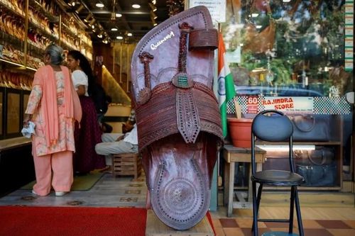 'Lùm xùm' với Prada đang giúp ngành nghề truyền thống Ấn Độ nắm cơ hội 'đổi vận'?