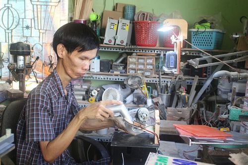 Chàng trai khuyết tật vượt lên số phận