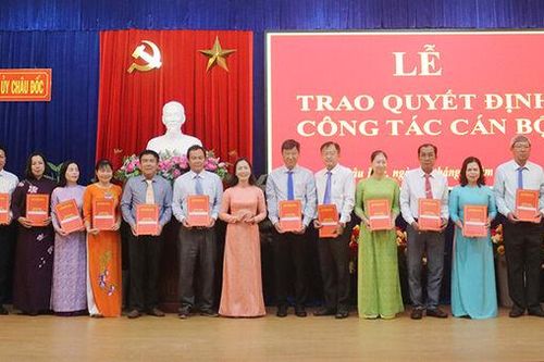 Cán bộ phường Châu Đốc nhận nhiệm vụ mới