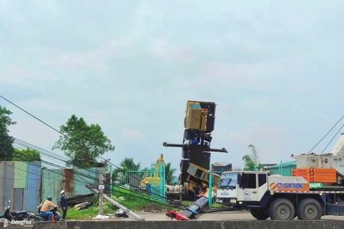 Đang khắc phục sự cố lật xe cẩu làm gãy trụ điện gây mất điện hơn 2,4 ngàn hộ dân