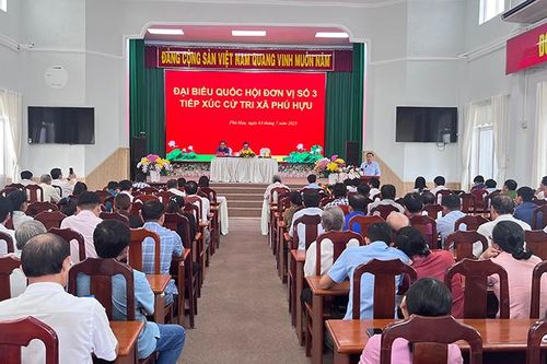 Phó chủ tịch Quốc hội Lê Minh Hoan tiếp xúc cử tri xã Phú Hựu