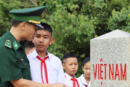 Bộ đội Biên phòng Lâm Đồng nâng bước học sinh đến trường