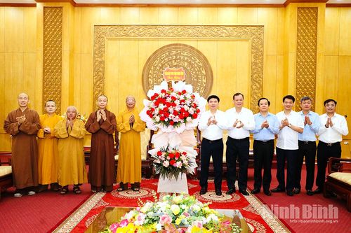Ban Trị sự Giáo hội Phật giáo Việt Nam tỉnh Ninh Bình thăm, chúc mừng Tỉnh ủy nhân dịp thành lập tỉnh mới