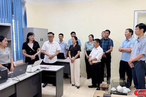 Đồng chí Chủ nhiệm Ủy ban Kiểm tra Tỉnh ủy kiểm tra việc vận hành chính quyền địa phương hai cấp tại cơ sở