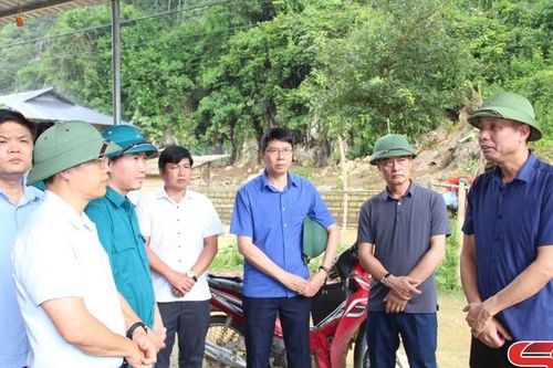 Đồng chí Phó Chủ tịch UBND tỉnh kiểm tra tình hình ngập úng tại bản Phiêng Nghè
