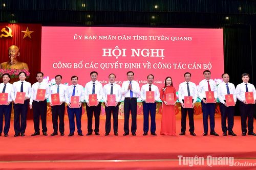 UBND tỉnh công bố các quyết định về công tác cán bộ