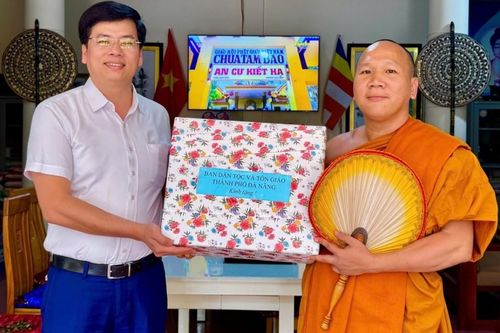 Ban Dân tộc và Tôn giáo TP.Đà Nẵng thăm, chúc mừng chư Tăng mùa An cư kiết hạ Phật lịch 2569