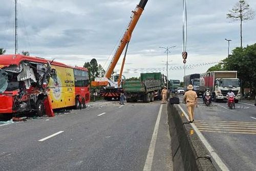 Xe giường nằm va chạm ô tô đầu kéo trên quốc lộ 1 qua Quảng Trị, 2 người bị thương