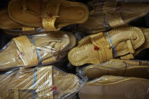 Bê bối dép sandal Prada giúp hồi sinh 'nghệ thuật đang chết dần' của Ấn Độ