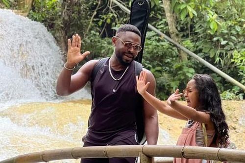 YouTuber người Nigeria Cee Jay bắt cá, sống giữa chuồng vịt khi tham gia Cha con vạn dặm