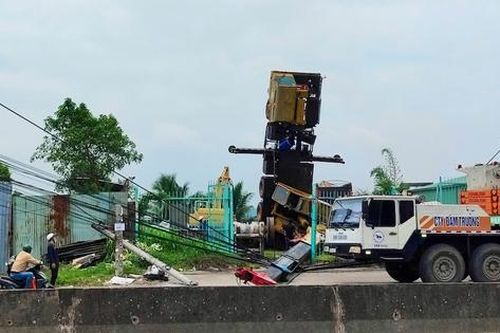 Cần cẩu sập đè gãy 4 trụ điện trung thế, hơn 2.400 hộ dân mất điện