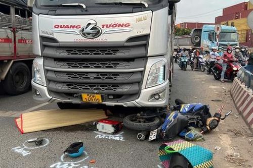Xe tải va chạm xe máy, 2 người thương vong