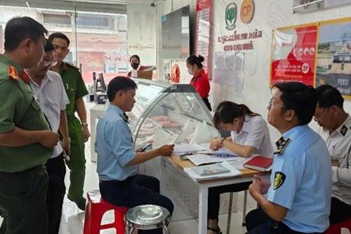 Kiểm điểm, chuyển công tác cán bộ thú y đóng dấu lên lợn bệnh