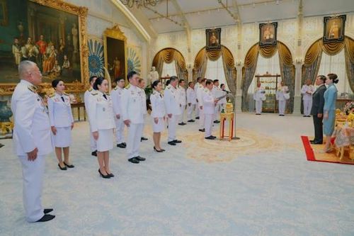 Thủ tướng lâm thời và Nội các mới của Thái Lan tuyên thệ