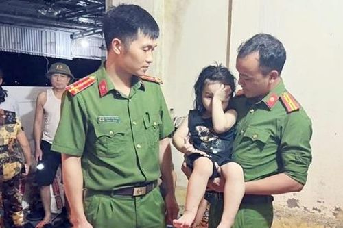 Bé gái 4 tuổi đi lạc trên cánh đồng giữa đêm khuya