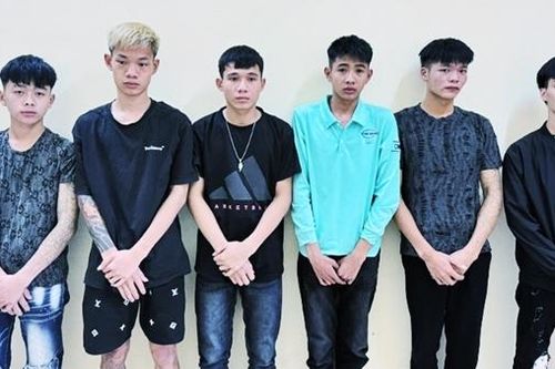 Tìm đối thủ không gặp, nhóm thanh niên lạng lách đánh võng chém gà thị uy