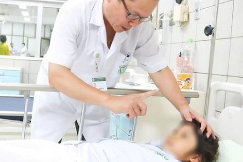 Bé gái co giật được CSGT đưa đi cấp cứu đã xuất viện