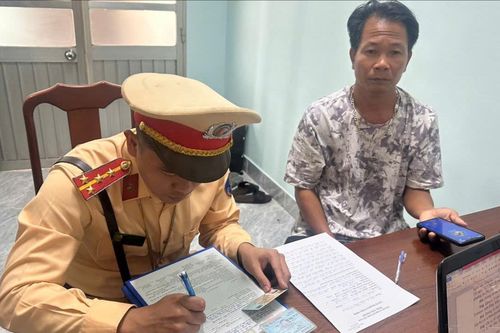 Lập biên bản tài xế đi ngược chiều, dọa đánh người