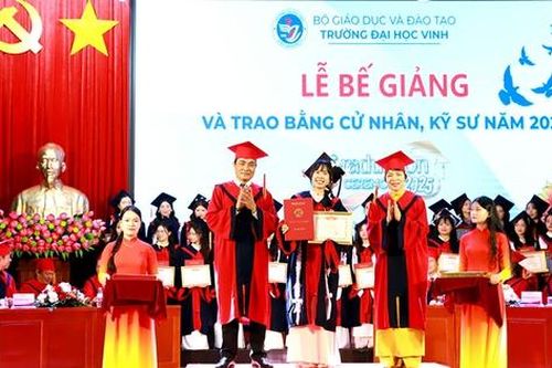 Trường Đại học Vinh tổ chức lễ bế giảng, trao bằng tốt nghiệp cho 2.746 cử nhân và kỹ sư