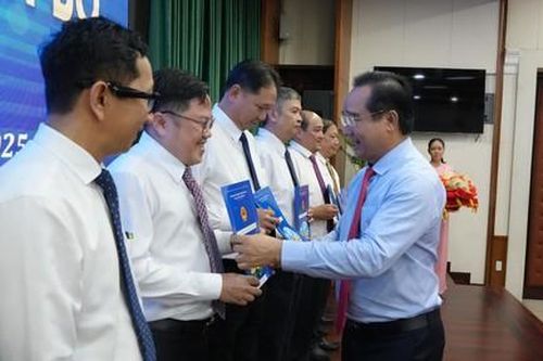 Thành lập các đơn vị sự nghiệp công lập thuộc UBND TPHCM và trao quyết định nhân sự
