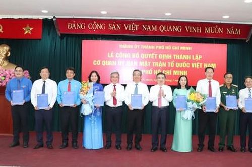 Thành lập cơ quan Ủy ban MTTQ Việt Nam TPHCM và trao các quyết định nhân sự