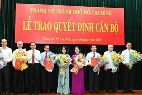 Ban Thường vụ Thành ủy TPHCM trao quyết định nghỉ hưu trước tuổi cho các đồng chí lãnh đạo