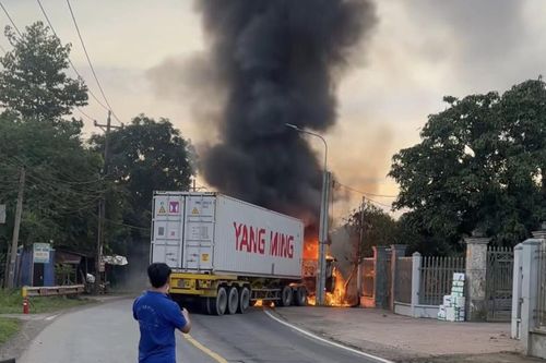 Xe container và xe ben bốc cháy dữ dội sau va chạm ở Đồng Nai