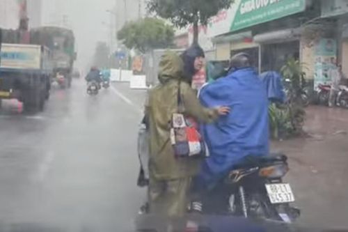 Xác minh clip nam tài xế xe ôm ở Hà Nội bị hành hung dưới mưa