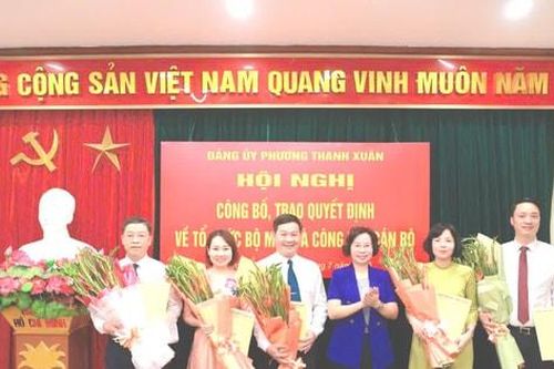 Đảng ủy phường Thanh Xuân trao các quyết định về công tác cán bộ
