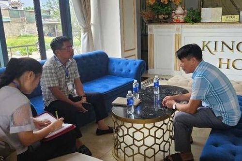 Hút thuốc trong khách sạn, du khách phải đền 4,8 triệu vì làm thủng nệm