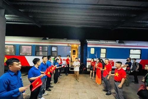 Tăng toa tàu, chia lửa giao thông khi sân bay Vinh tạm dừng hoạt động