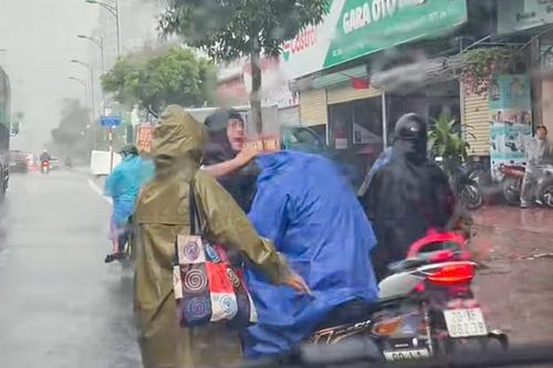 Xác minh vụ tài xế xe ôm công nghệ bị hành hung giữa trời mưa ở Hà Nội